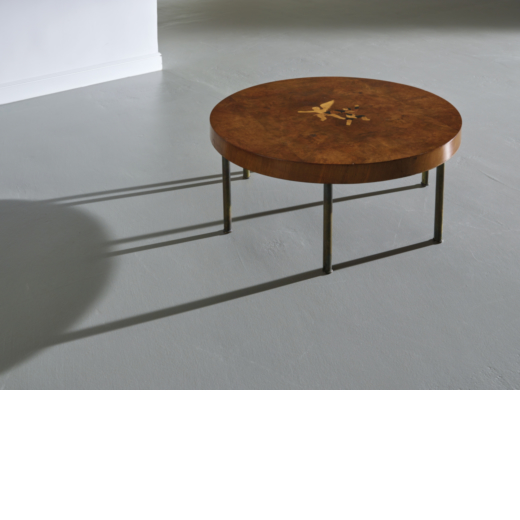 MANIFATTURA ITALIANA Tavolino da salotto. Ottone, legno impiallacciato in radica, intarsi in legni d