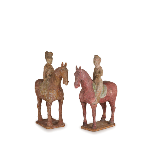 COPPIA DI GRUPPI IN TERRACOTTA PARZIALMENTE DIPINTA, CINA, XIX-XX SECOLO raffiguranti figure a caval