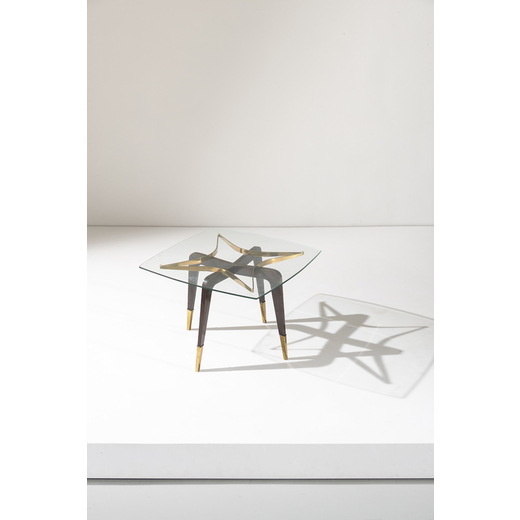 MANIFATTURA ITALIANA Tavolino. Ottone, cristallo molato, legno esotico. Italia anni 50.<br>cm 46x68x