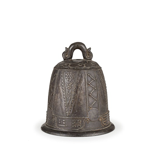 UNA CAMPANA IN BRONZO, CINA , DINASTIA QING  A BRONZE BELL, CHINA, QING DYNASTY <br>the nearly cylin