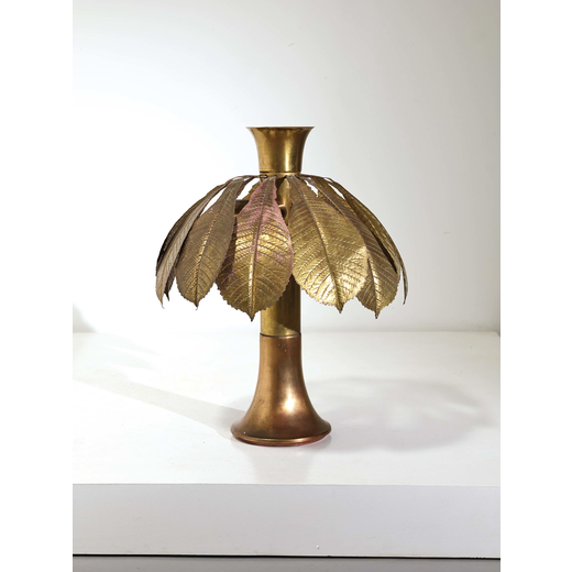 TOMMASO BARBI (ATTRIB. A)   Lampada da tavolo. Ottone, ottone sbalzato. Italia anni 70.<br>cm 68x55