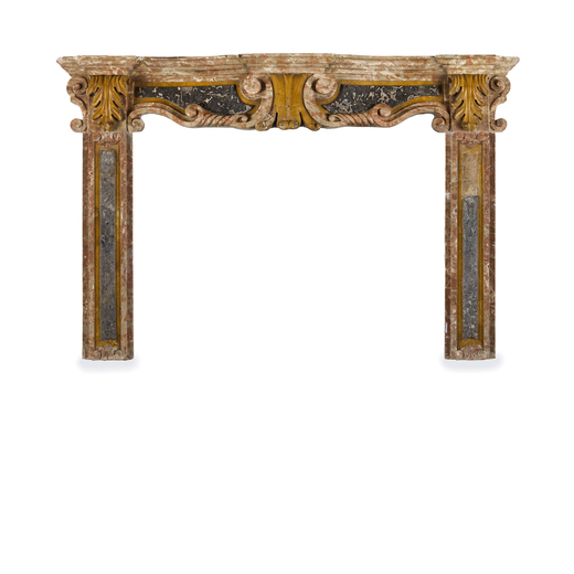 CAMINO IN MARMI DIVERSI, XVIII SECOLO decorato con riserve mistilinee a bassorilievo entro volute co