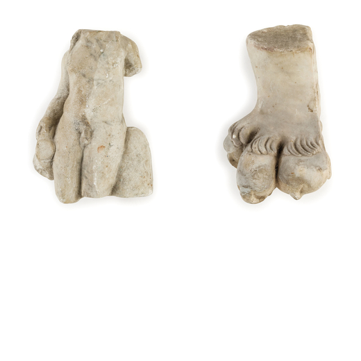 DUE FRAMMENTI IN MARMO, XIX SECOLO  raffiguranti un piede ferino e un busto di donna acefala; usure,