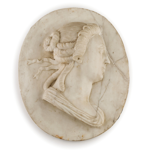 RILIEVO IN MARMO, XVIII-XIX SECOLO  ovale raffigurante profilo di donna acconciata alla maniera clas