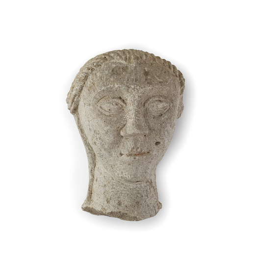 SCULTURA IN PIETRA, XX SECOLO  raffigurante testa femminile con acconciatura a treccia, probabilment