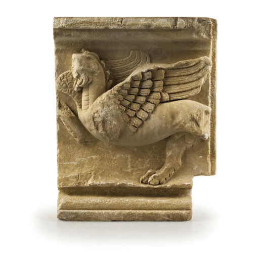FREGIO IN PIETRA, XVIII-XIX SECOLO  centrato da leone alato, cornici modanate a sbalzo; usure, rottu