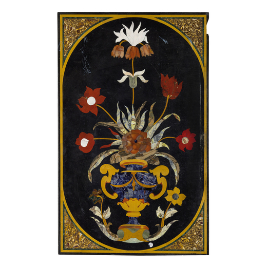PIANO IN MARMI POLICROMI, XIX-XX SECOLO centrato da composizione floreale con vaso entro riserva ova