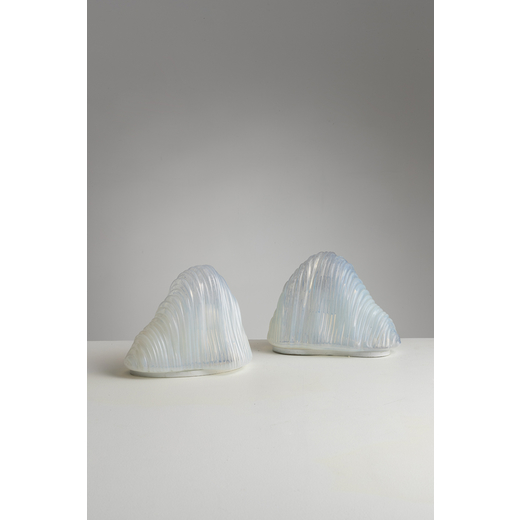 CARLO NASON Coppia di lampade da tavolo mod. Iceberg. Alluminio verniciato, vetro iridescente stampa