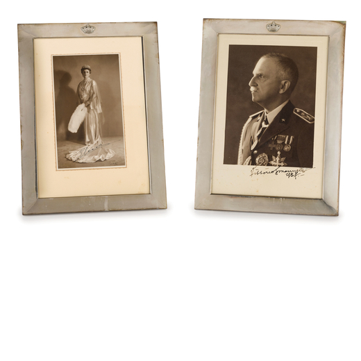 COPPIA DI FOTOGRAFIE DEL XX SECOLO   Re Vittorio Emanuele III e la regina Elena, in cornice argentat