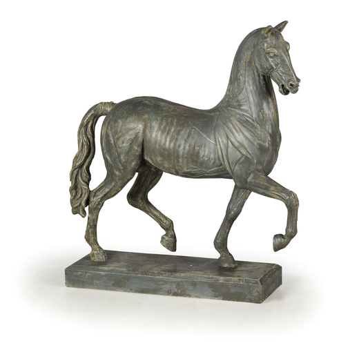 FIGURA IN GESSO PATINATO, XX SECOLO raffigurante cavallo anatomico al passo su base squadrata; usure