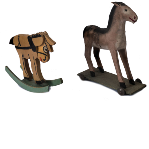 2 GIOCATTOLI Un cavallo in legno, alt. cm 22<br>Un cavallo in legno a dondolo, alt. cm 15<br>(2)