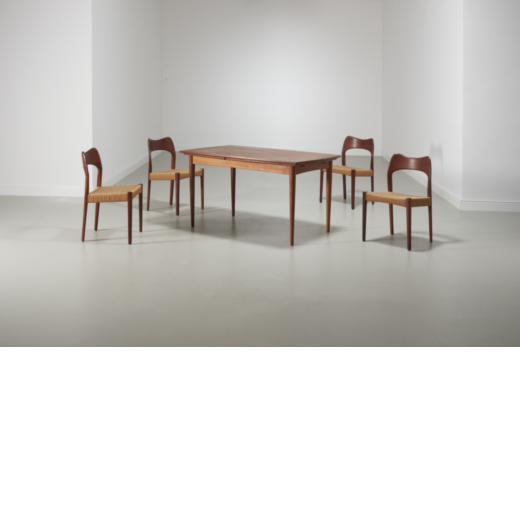 MANIFATTURA DANESE (5) Tavolo da pranzo allungabile e quattro sedie. Legno di teak, corda intrecciat