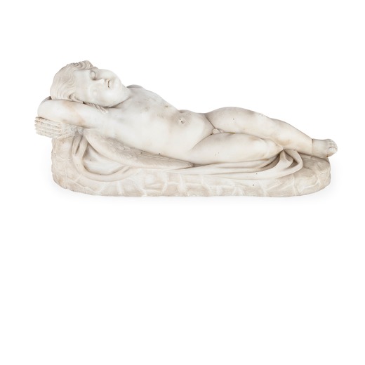 SCULTORE DEL XIX SECOLO raffigurante Cupido dormiente in marmo bianco- usure e sbeccature<br>Marmo, 