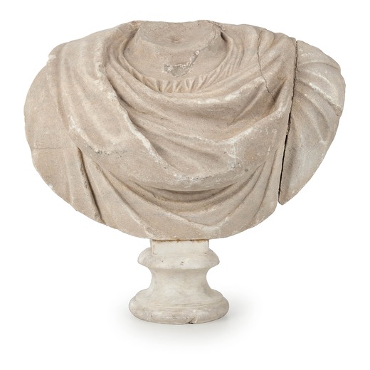 SCULTORE DEL XVIII SECOLO                           busto acefalo in marmo fasciato su base circolar