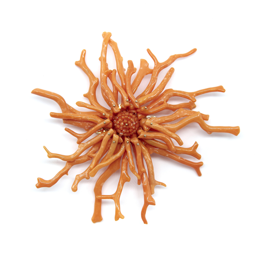 SPILLA/PENDENTE IN ORO E CORALLO disegnata come un sole stilizzato con rami di corallo, al centro de