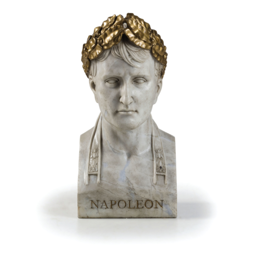SCULTURA IM MARMO, XX SECOLO raffigurante Napoleone come imperatore, corona lumeggiata in oro; usure