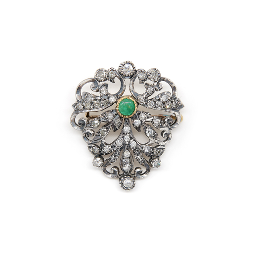 SPILLA CON SMERALDO E DIAMANTI  a motivo di scudo al centro uno smeraldo cabochon e diamanti taglio 