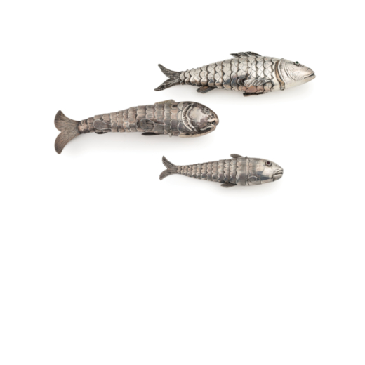 TRE SCATOLE PORTASPEZIE IN ARGENTO, XIX-XX SECOLO  a forma di pesci snodabili, recano punzoni di Vie