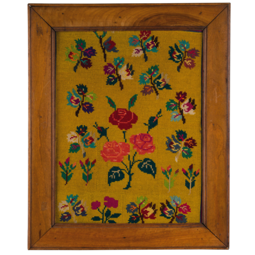 ELEMENTO DECORATIVO IN TESSUTO RICAMATO, XIX-XX SECOLO a decoro floreale in cornice in legno; usure,