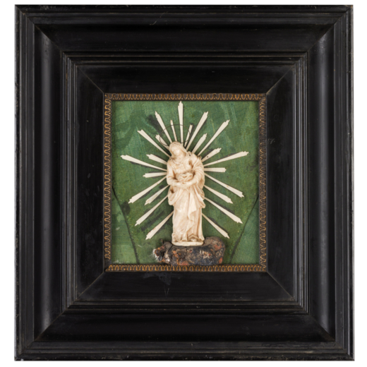 PICCOLA SCULTURA IN AVORIO, XVIII-XIX SECOLO raffigurante Madonna entro cornice in legno di ebano; u
