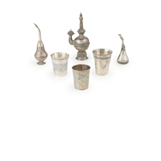 LOTTO DI OGGETTI DIVERSI IN ARGENTO, XIX-XX SECOLO composto da un versatoio e tre bicchieri, Turchia
