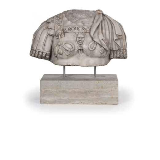 SCULTURA IN MARMO raffigurante busto acefalo tratto dallantico, poggia su base squadrata in pietra; 