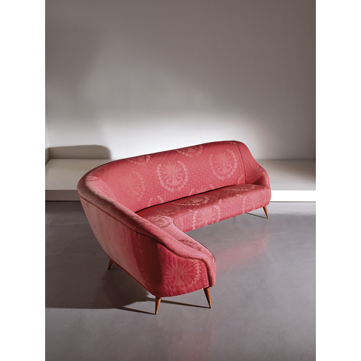 MANIFATTURA ITALIANA    Grande divano curvo. Legno, tessuto imbottito. Italia anni 50.<br>cm 84x233x
