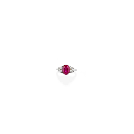 BAGUE EN OR,RUBIS ET DIAMANTS centrée dun rubis ovale de 2.60cts entouré par les diamants,poinçon
