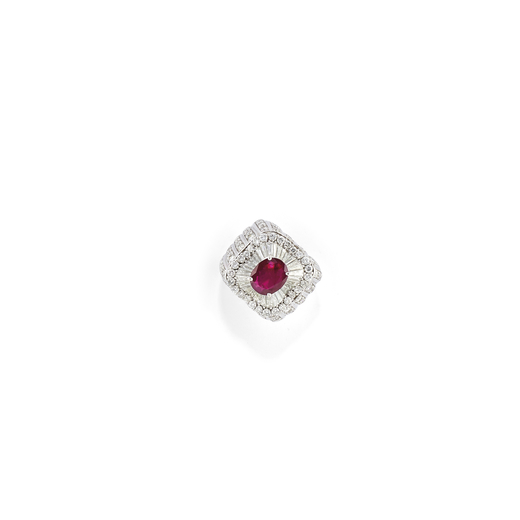 BAGUE EN OR, RUBIS ET DIAMANTS au centre ornée dun rubis ovale de 2.20cts, entourée par diamants t