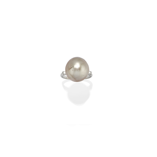 ANELLO IN PLATINO E PERLA NATURALE al centro una perla naturale di mm 14,50 circa, affiancata da due