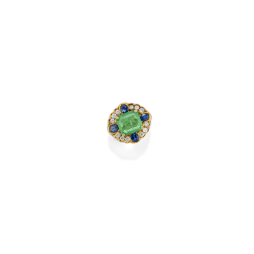 ANELLO IN ORO, SMERALDO, ZAFFIRI E DIAMANTI, FIRMATO MORONI decorato con uno smeraldo quadrato sfacc