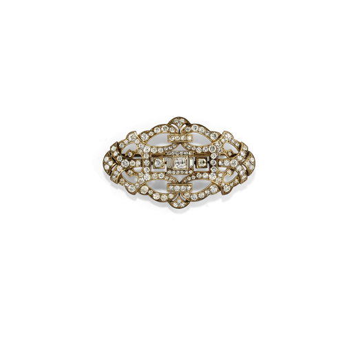 SPILLA A PLACCA CON DIAMANTI, CIRCA 1930 di forma ovale lavorata a volute in diamanti di taglio vecc