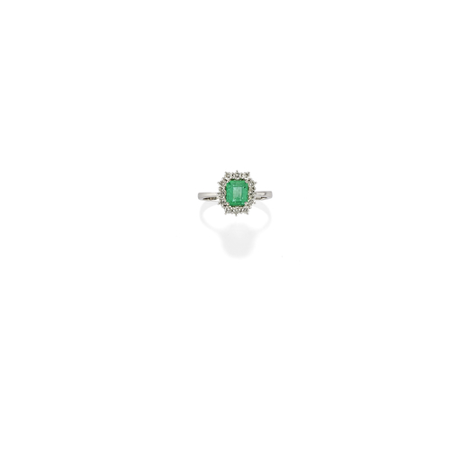 ANELLO CON SMERALDO E DIAMANTI decorato con uno smeraldo taglio ottagonale del peso di cts 1.04 circ