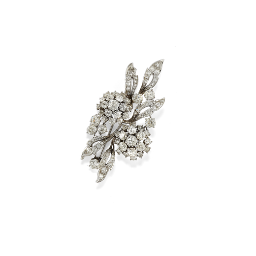 SPILLA IN DIAMANTI, CIRCA 1950  a motivo floreale decorata con diamanti taglio vecchio del peso tota