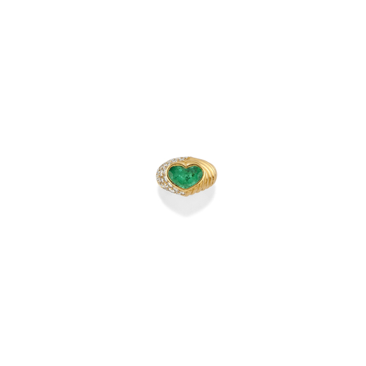 ANELLO IN ORO, SMERALDO E DIAMANTI decorato con uno smeraldo taglio cuore affiancato da pavé di bri