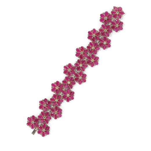 BRACCIALE IN ORO, RUBINI E DIAMANTI a maglia flessibile decorato con fiori in rubini taglio ovale e 