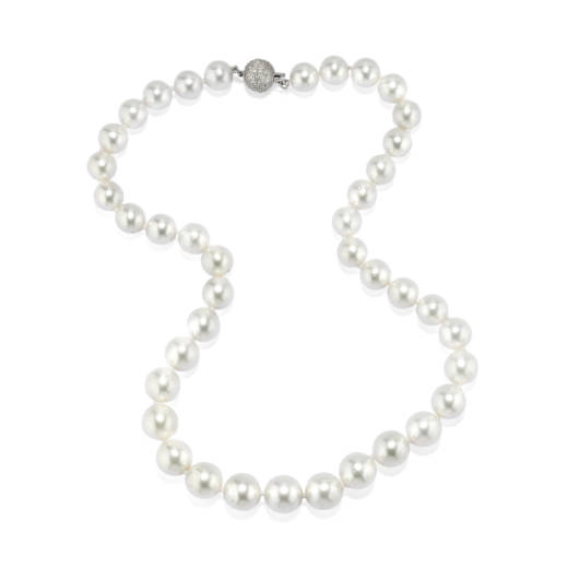 COLLIER DE PERLES DE CULTURE  Composé de 39 perles de culture dAustralie. Le fermoir est en or gris