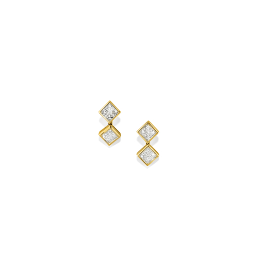 PAIRE DE CLIPS DOREILLES  En or jaune,sertis de diamants taille princesse pour un total de 1,5 ct. P