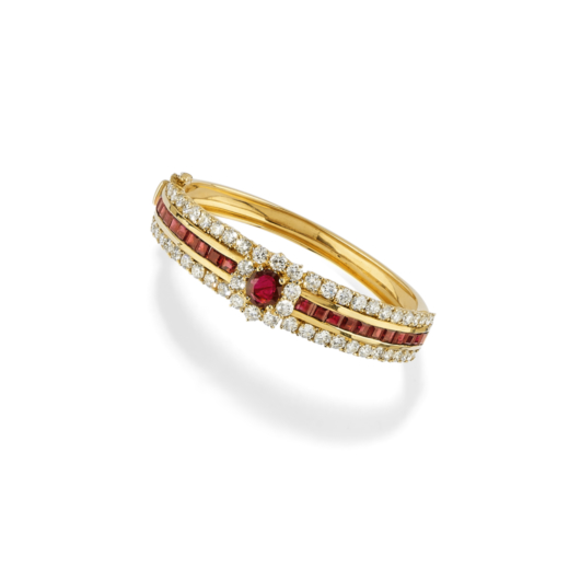 BRACELET EN OR,RUBIS ET DIAMANTS  la partie supérieure sertie dun rubis ovale entouré de diamants,